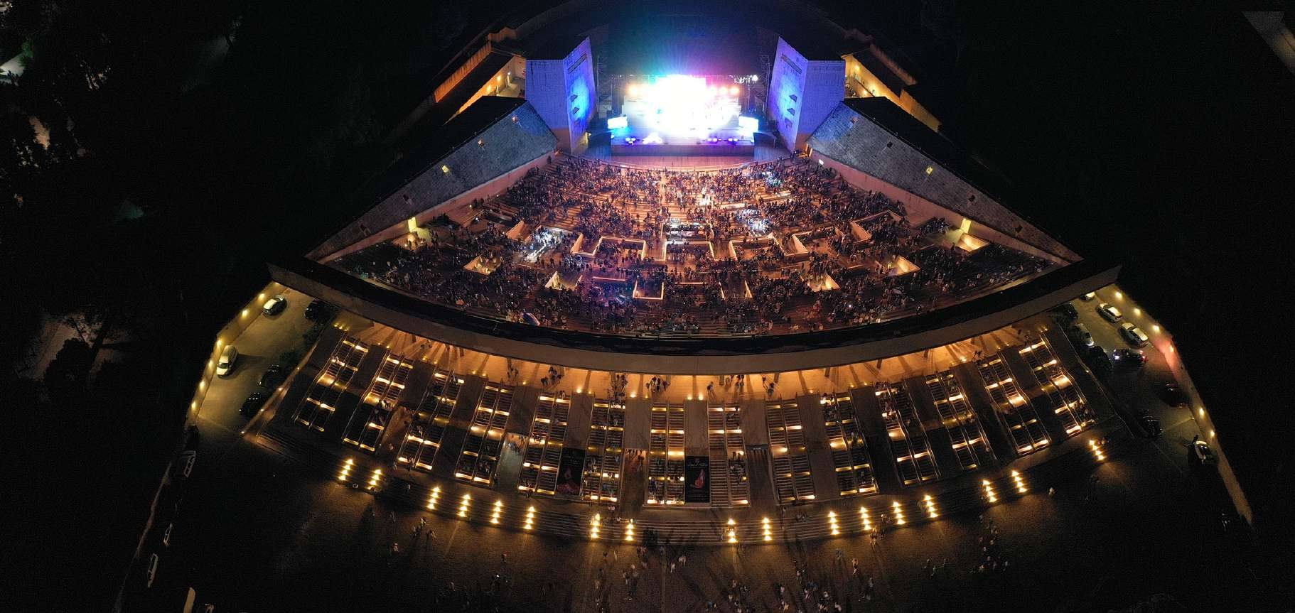 L'Arena Flegrea vista dall'alto di notte, con il palco acceso