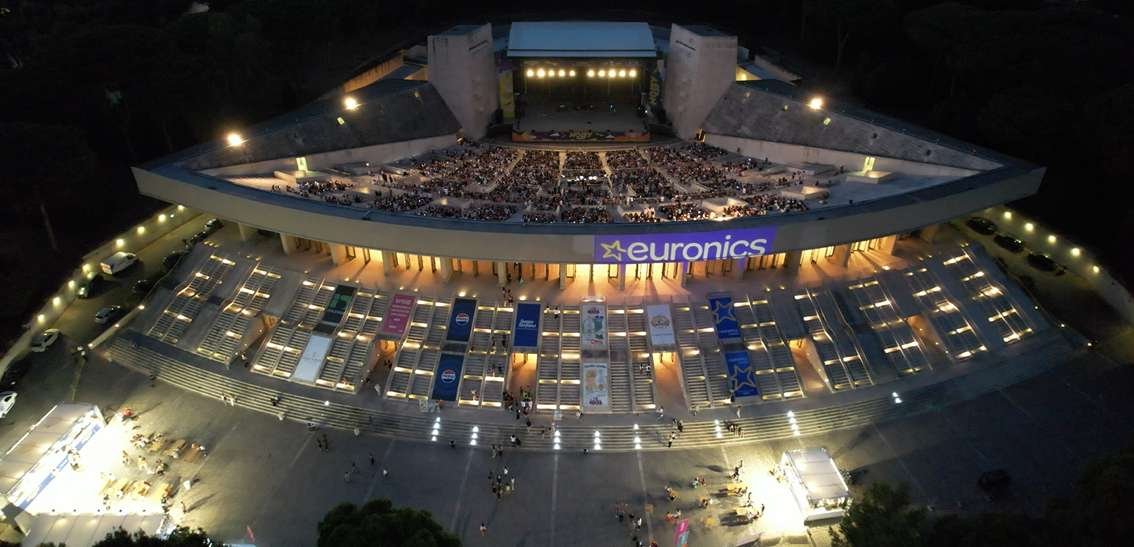 La cavea dell'Arena Flegrea vista dall'alto di notte